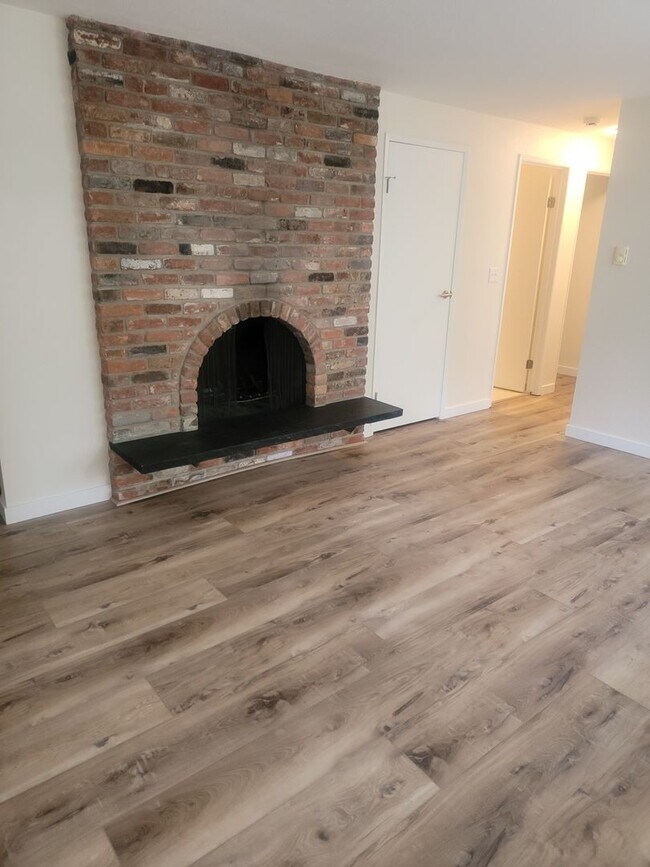 Building Photo - University Place Ground Floor Apartment Home, Newly refurbished "Somerset Place"  2 Bedroom, 1 1/...
