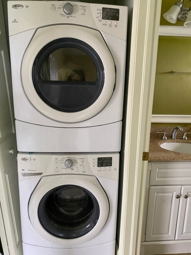Apt washer and dryer - 160 Stanford Dr