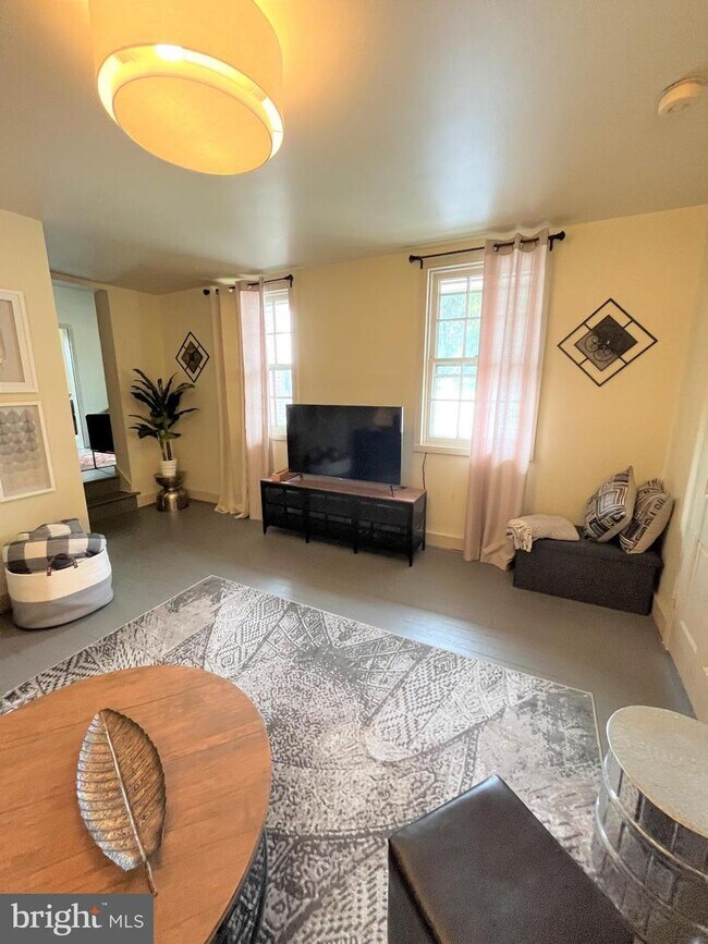 Building Photo - 509 S Market St