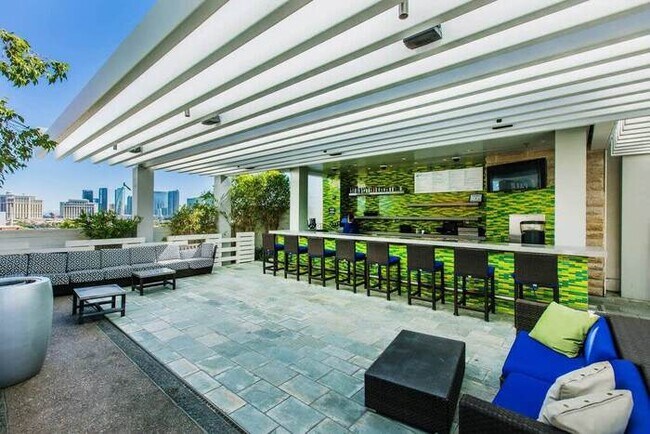 Building Photo - Palms Studio w/ Strip View & BALCONY ACCES...
