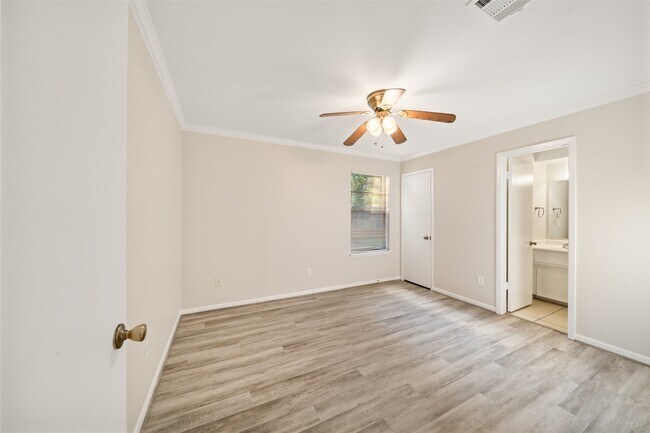 Building Photo - 2707 Foliage Green Dr