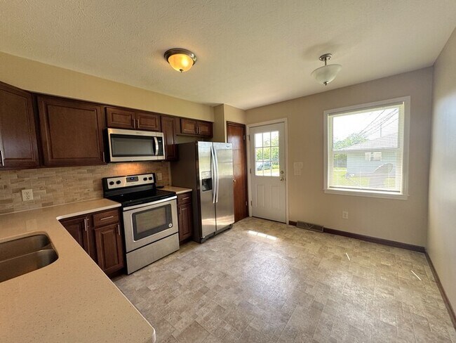 Building Photo - 3971 Far Hills Dr