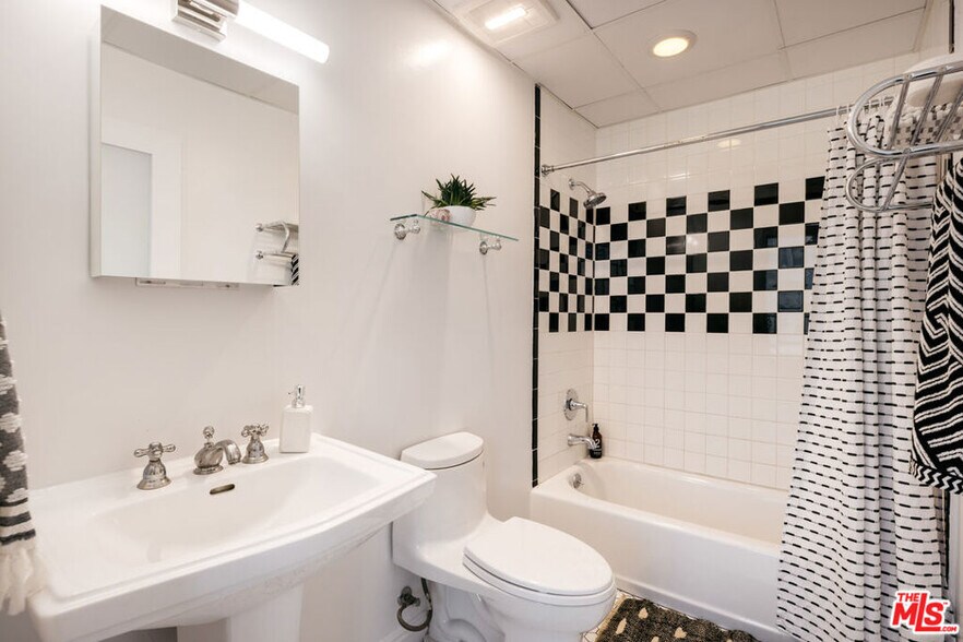 Building Photo - 108 W 2nd St