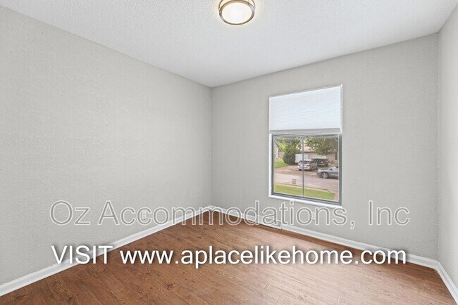 Building Photo - 1105 W Elm Terrace