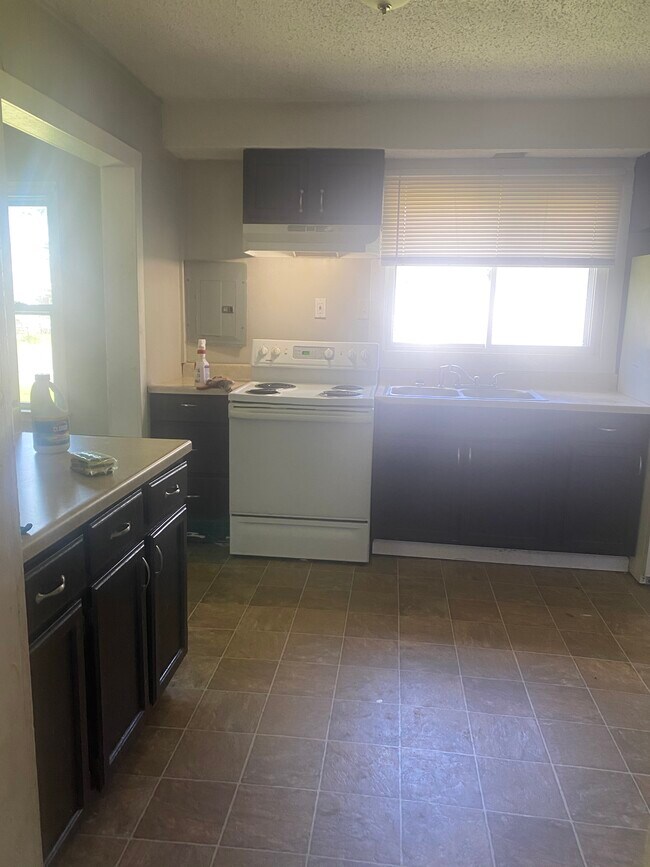 Kitchen - 32 Barcelona Ave