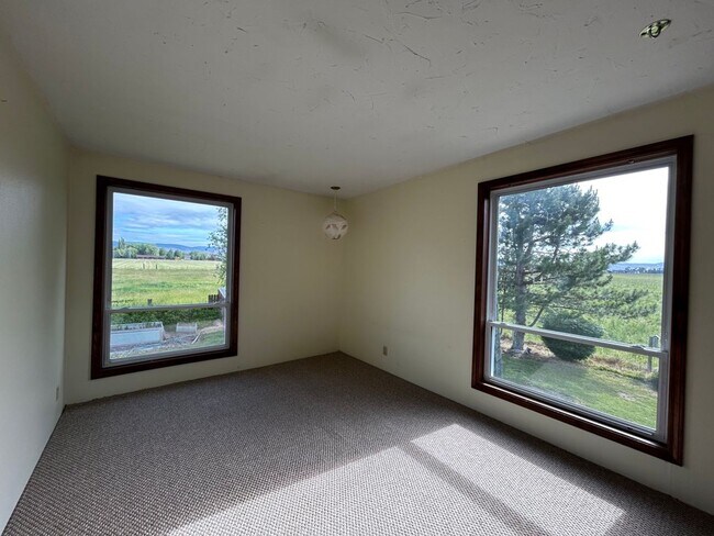 Building Photo - 3 Bedroom Home on Two Acres