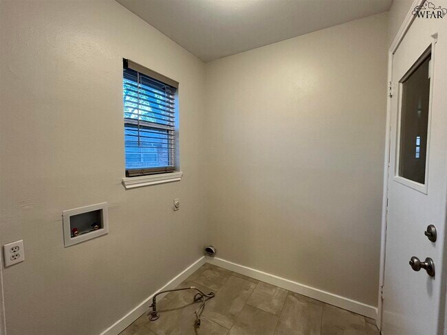 Building Photo - 2711 Chase Dr