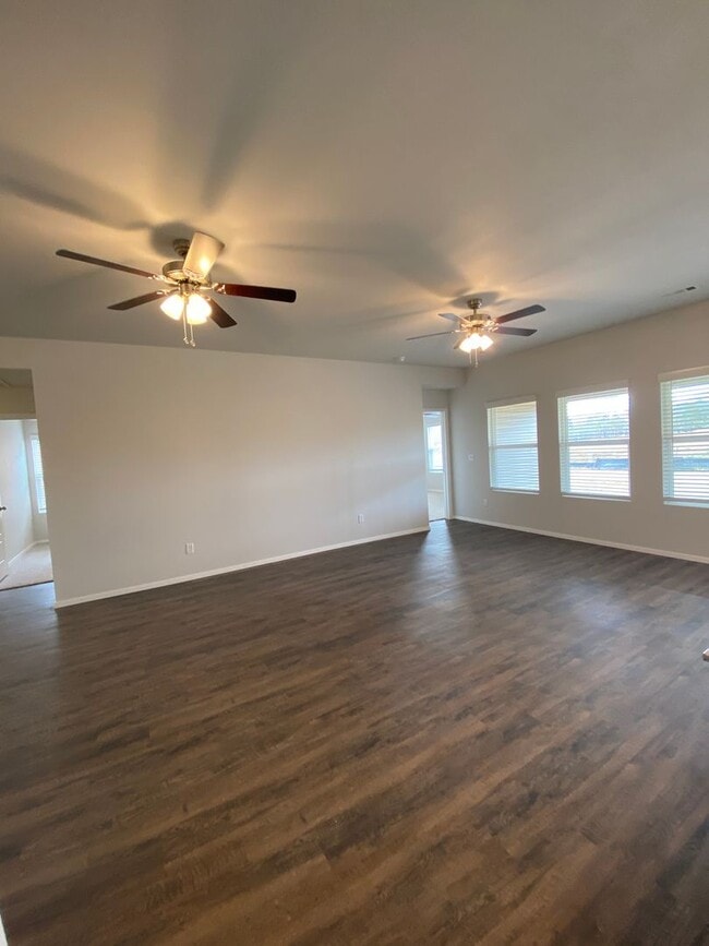 Building Photo - NOW PRELEASING — Charming 3-Bedroom | 2-Bath Home in Regency Park