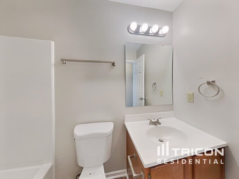 Building Photo - 13460 N Carwood Ct