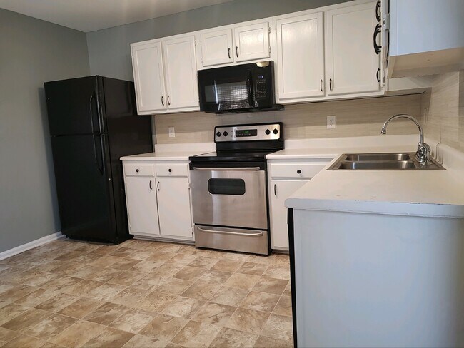 Building Photo - 3 BD/2 BA - Two Story Home in Mid-town Wil...