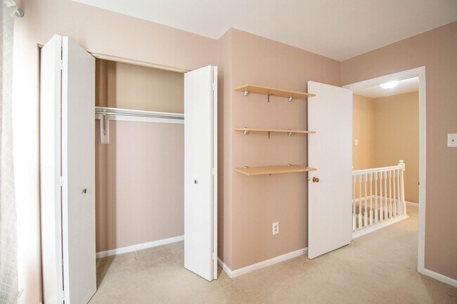 Building Photo - Gorgeous and updated 3Bd/2.5Bth townhome in the Town of Forest Hills! w/2 assigned parking space!