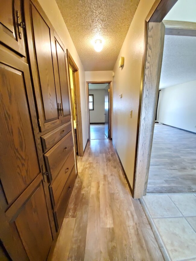 Building Photo - 3 bed 2.5 bath townhouse