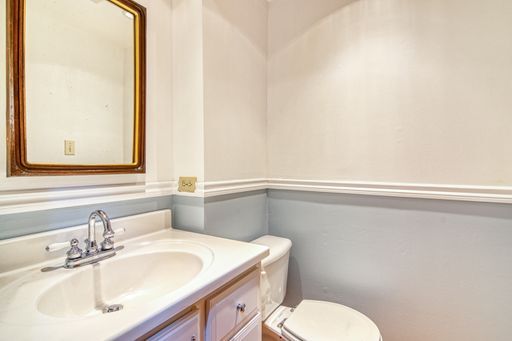 Building Photo - Beautiful 3 Bedroom Home in the Heart of Q...