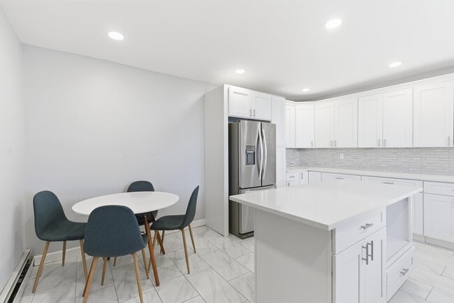 Building Photo - 336 W Palisade Ave