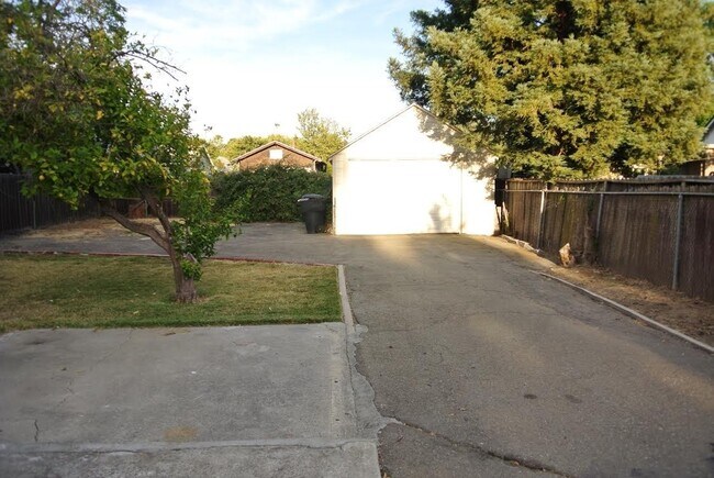 Building Photo - Pleasanton, Charming Downtown Living, Walk to Main St. 3 bed / 1 bath – Large Yard! Great schools