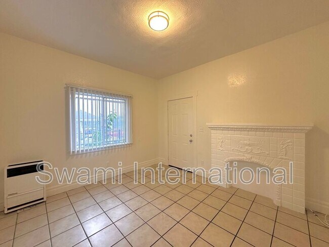 Building Photo - 932 W 62nd St