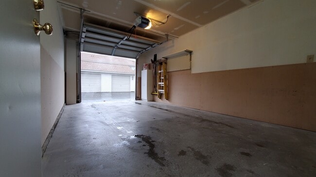 Building Photo - 209 E 18th Ave