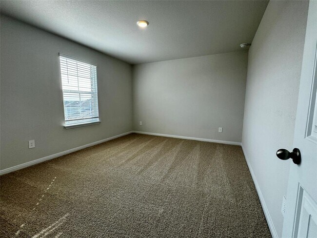 Building Photo - 115 Bethpage Dr
