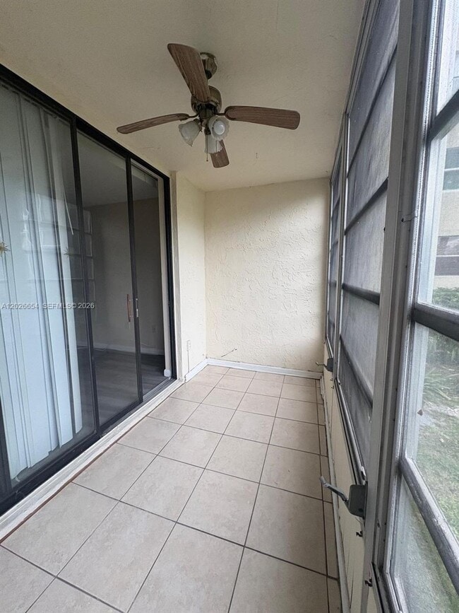 Building Photo - 4174 Inverrary Dr