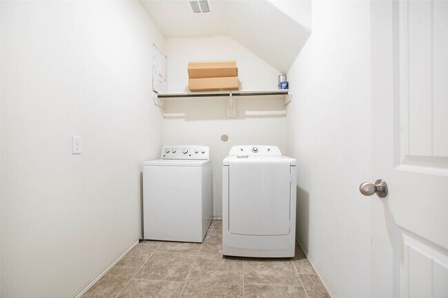 Building Photo - 166 Meadow Grove Dr