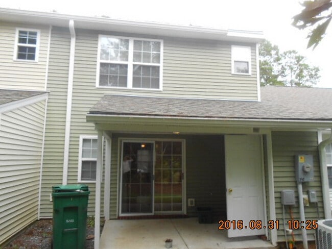 Building Photo - Renovated Three Bedroom Townhome in Townes of Buckwalter