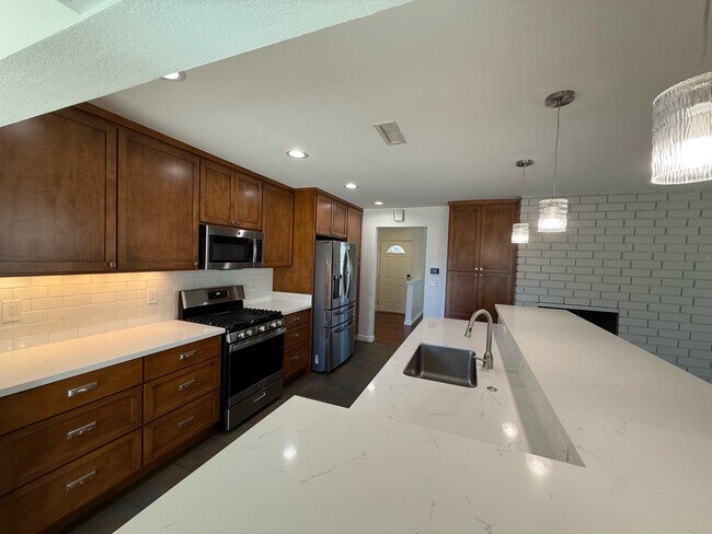Building Photo - 1324 E Hickory Ln