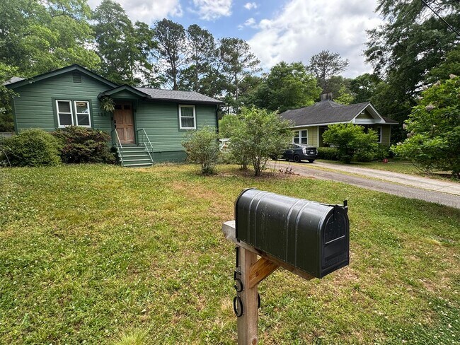 Building Photo - Awesome Home Near Downtown Athens!