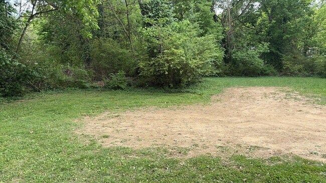 Building Photo - Oak Ridge 37830 - Move-In Ready 2 bedroom duplex - Call Lisa or Shannon