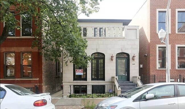 Town House - 2039 W Homer St