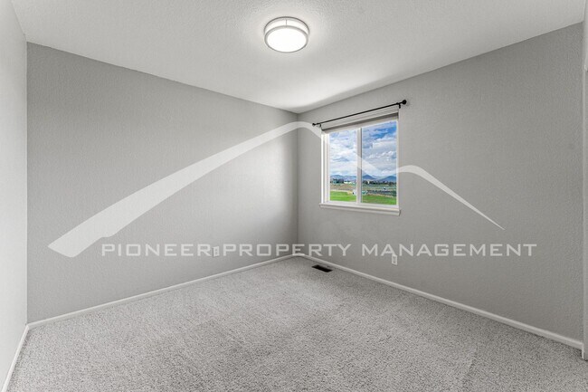 Building Photo - Stunning Home with Washer/Dryer and Central AC