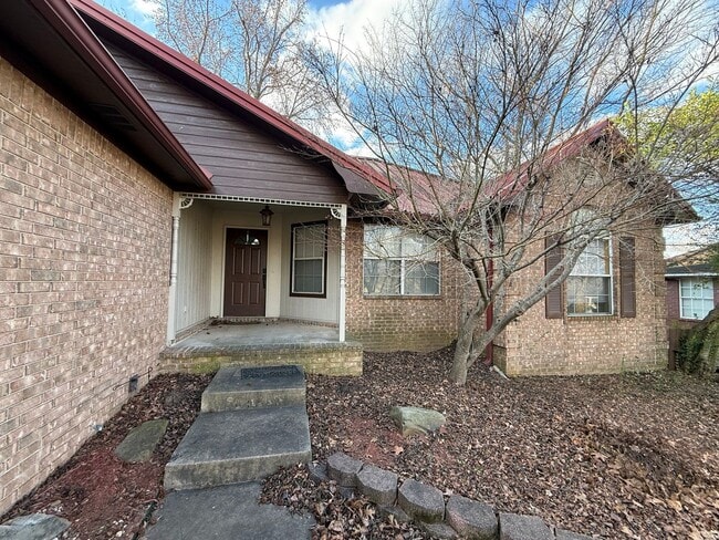 Building Photo - 3 Bed 2 Bath House with 2 Car Garage.  Has Gas Heat