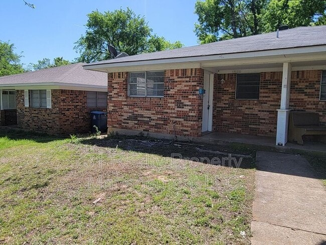 Building Photo - 1528 W Elm St