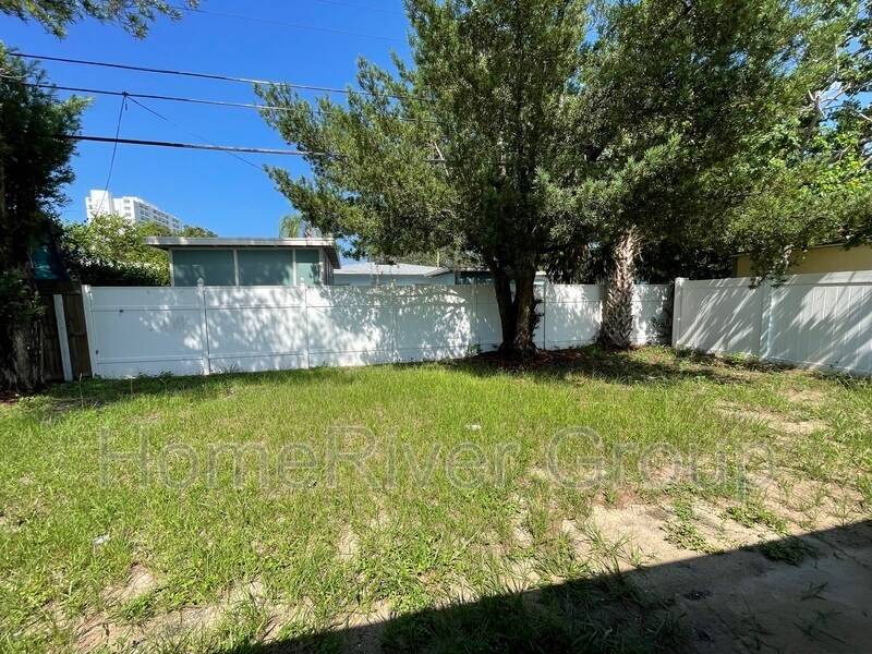 Building Photo - 841 La Plaza Ave S