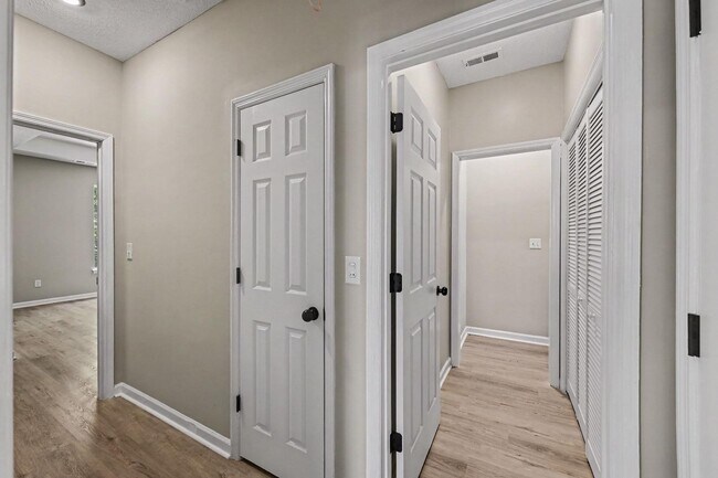Building Photo - 1854 Oleander Ct