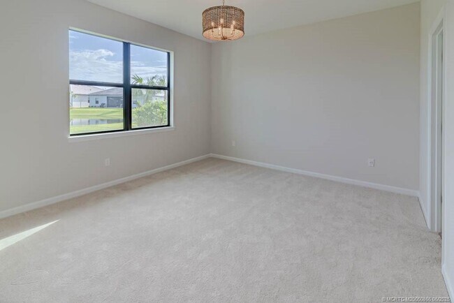 Building Photo - 861 SE Courances Dr