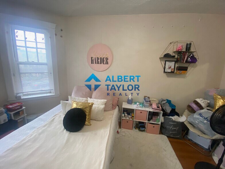 Building Photo - 466 Park Dr