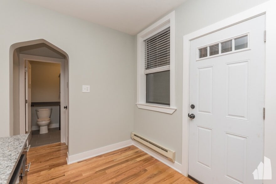 Building Photo - 4407 N Wolcott Ave