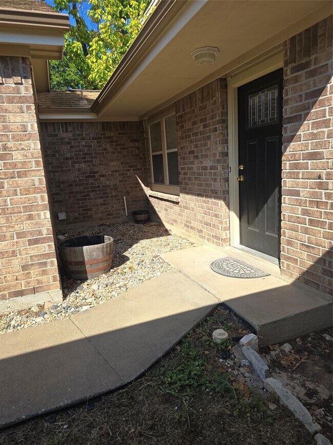 Building Photo - 841 Mica Ln