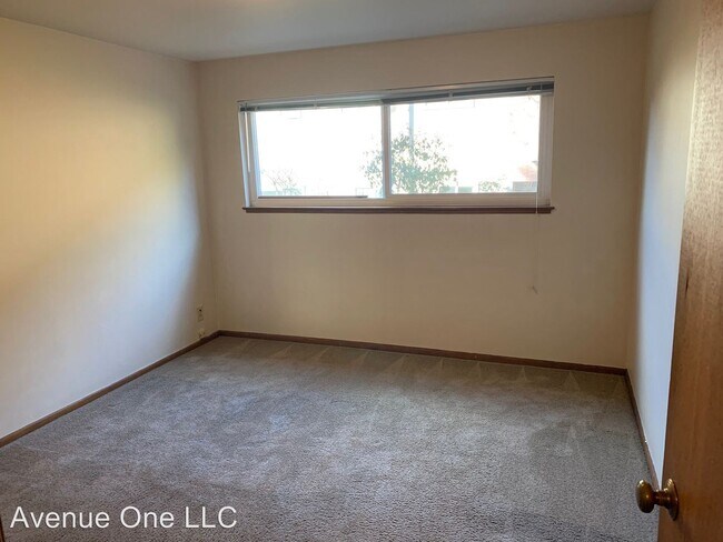 Building Photo - 2333 NE 55th St