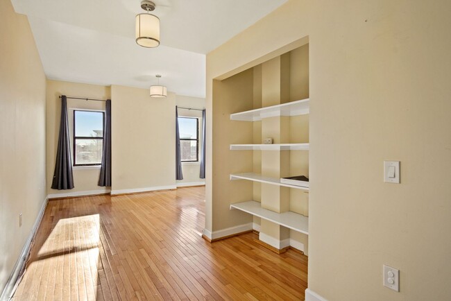 Building Photo - Spacious Top Floor 2 bed 2 bath in the hea...