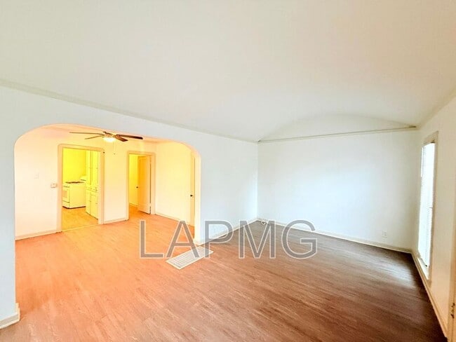 Building Photo - 614-614 N Poinsettia Pl