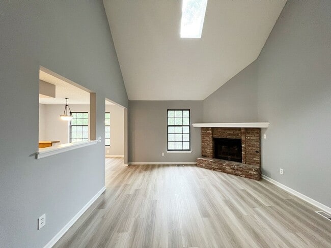 Building Photo - SEE IT NOW: Charming and Well-Maintained Home in the heart of Overland Park!