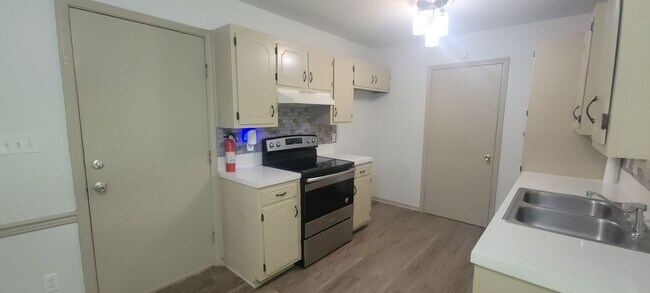 Building Photo - Beautiful 3 bedroom/2 bath with fireplace ...