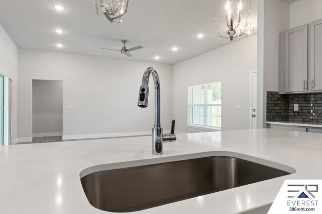 Building Photo - 8 Longview Ln