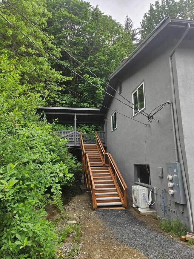 Building Photo - 705 W Lake Samish Dr