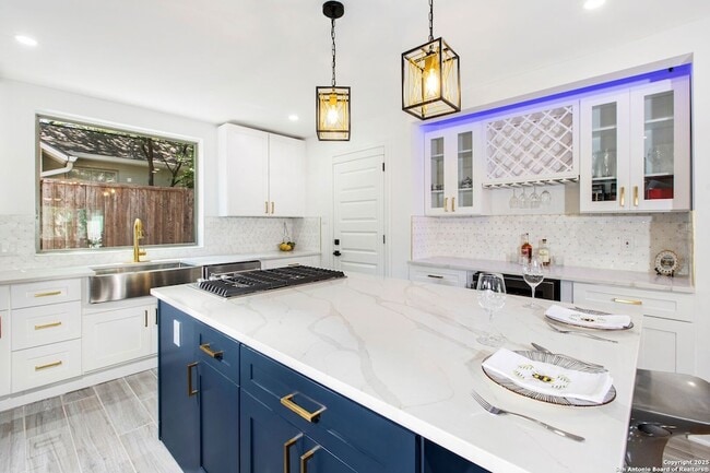 Building Photo - 423 College Blvd