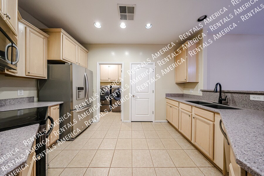Building Photo - 2565 S Signal Butte Rd