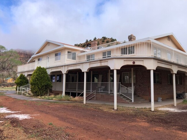 Building Photo - *utilities included* Three bedroom apartme...