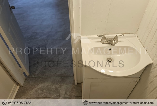 Building Photo - 2871 Fairhill Dr