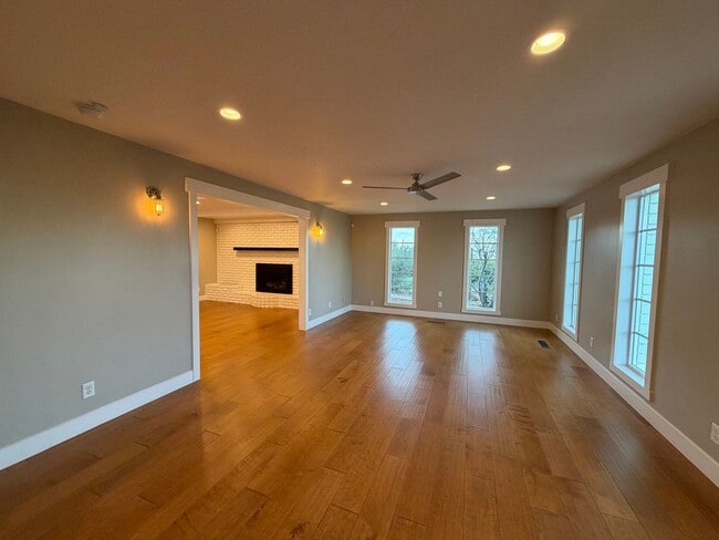 Building Photo - SPACIOUS PROPERTY DOWNTOWN FOR RENT!